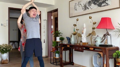 丁俊晖居家练瑜伽遭娇妻“特训”，表情包式痛苦演绎散装英语幽默