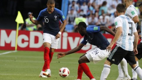 法国5-2瑞士：吉鲁百球里程碑助高卢雄鸡晋级在望