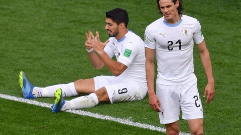 乌拉圭3-0完胜俄罗斯：苏亚雷斯破纪录，东道主10人应战丢榜首