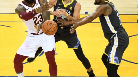 41岁詹姆斯何去何从？勇士降薪合同曝光，“詹库联手”或成2026争冠最后拼图