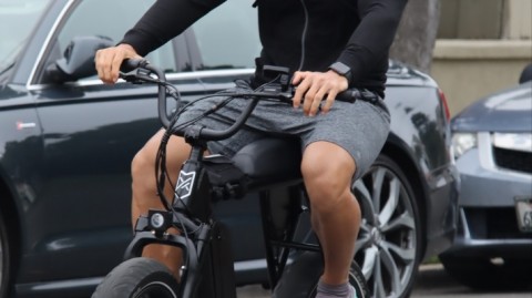 与“小甜甜”甜蜜骑行：山姆·阿斯加里健硕身材展露无遗，黑色运动装难掩型男魅力