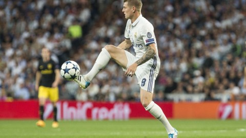 马竞2-0十人巴萨！欧冠德比碾压占先机