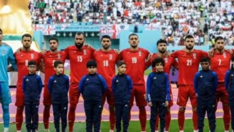 唱国歌时摸小球员：一个小动作背后的体育精神培养