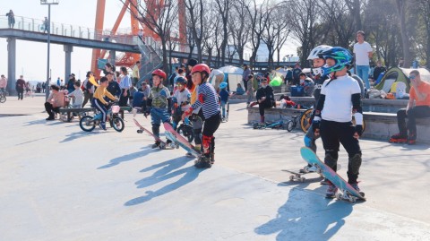 上海滨江滑板公园：在世界滑板日，看青少年脚踏“飞驰人生”
